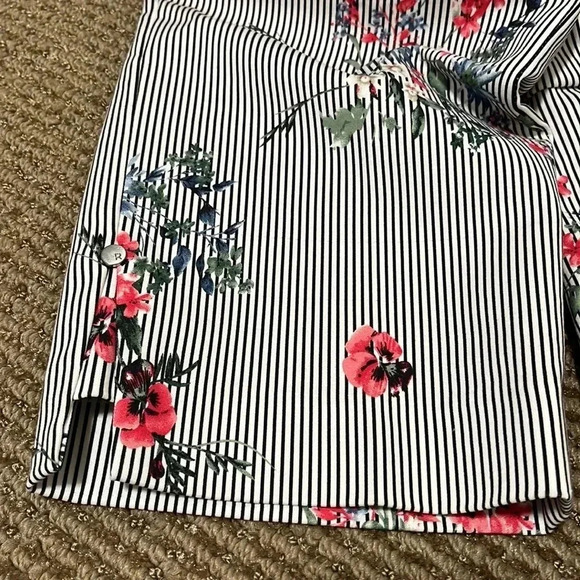 Renuar Floral High Rise Capri Pant - Picture 11 of 12